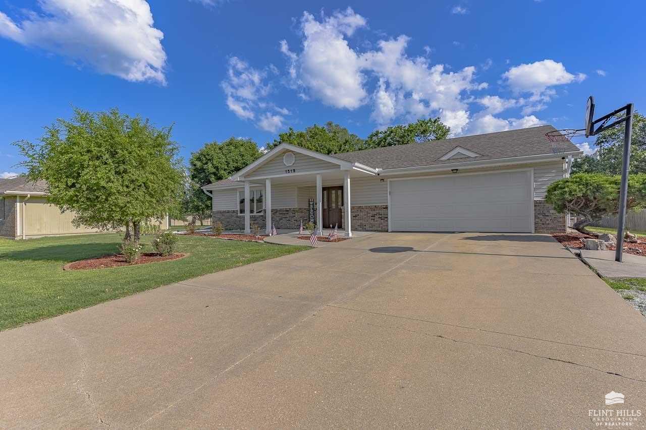 Property Photo: 1519 Holly Lane KS 66441