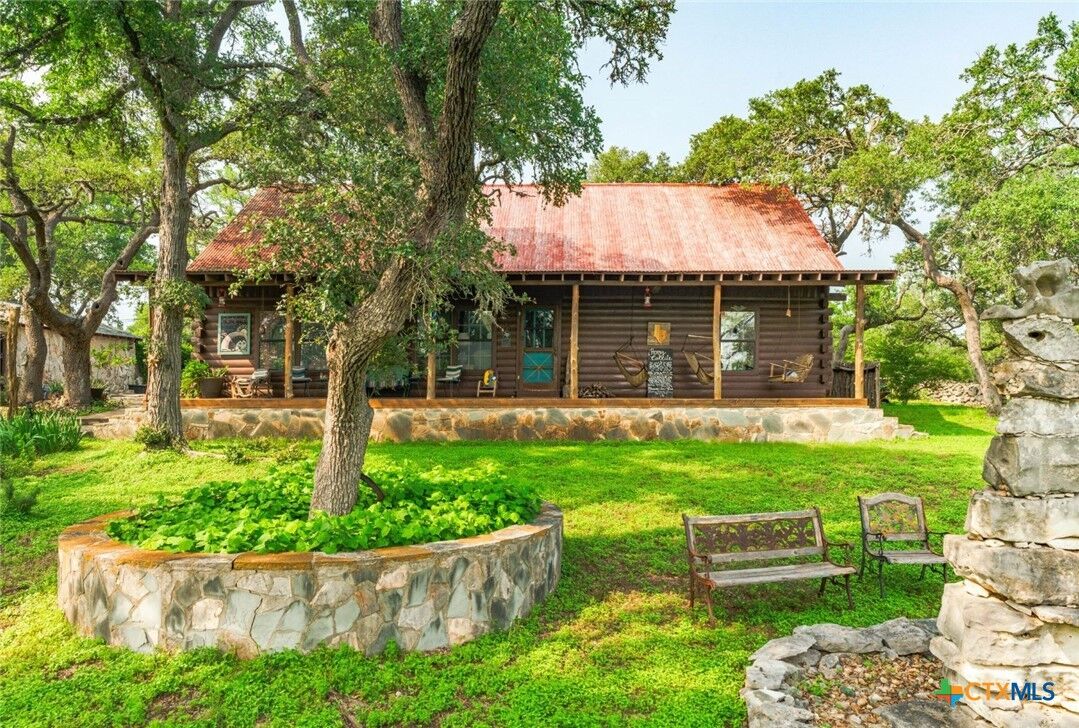Property Photo:  1218 Oakwood Loop  TX 78666 
