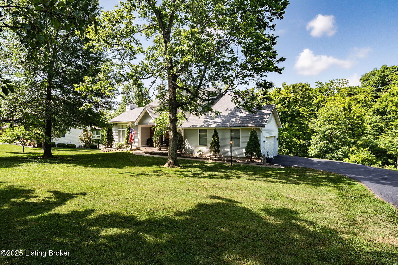 Property Photo:  4423 Grand Cir  KY 40014 