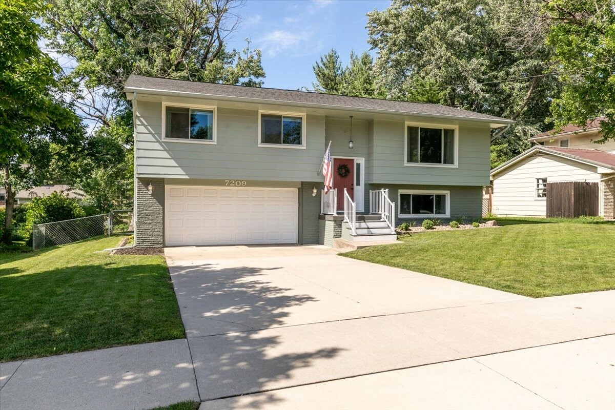 7209 Ridgemont Drive  Urbandale IA 50322 photo