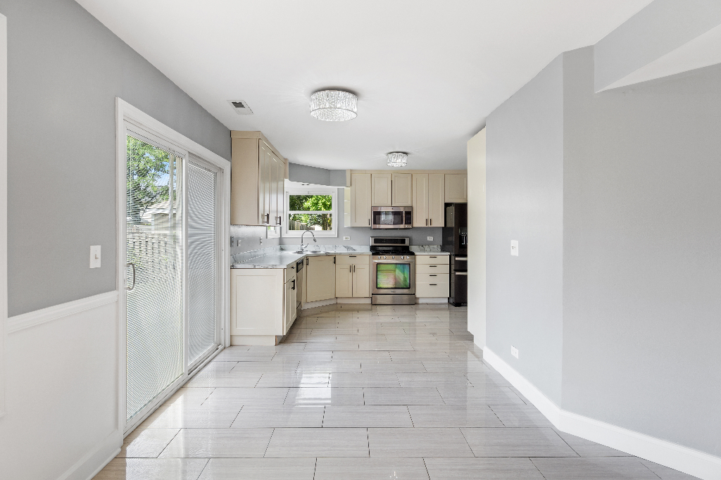 Property Photo: 327 Old Country Way IL 60084