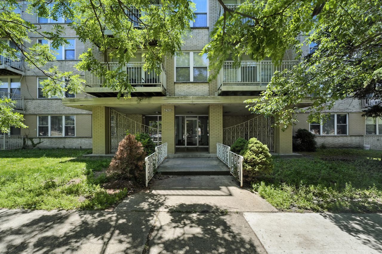 Property Photo: 2501 W Touhy Avenue 105 IL 60645