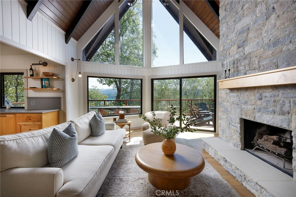 Property Photo: 997 Nadelhorn Drive CA 92352