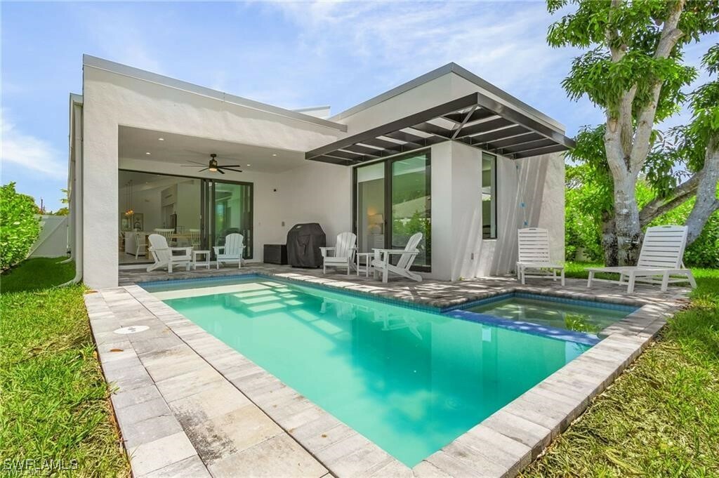 Property Photo: 678 95th Avenue N FL 34108