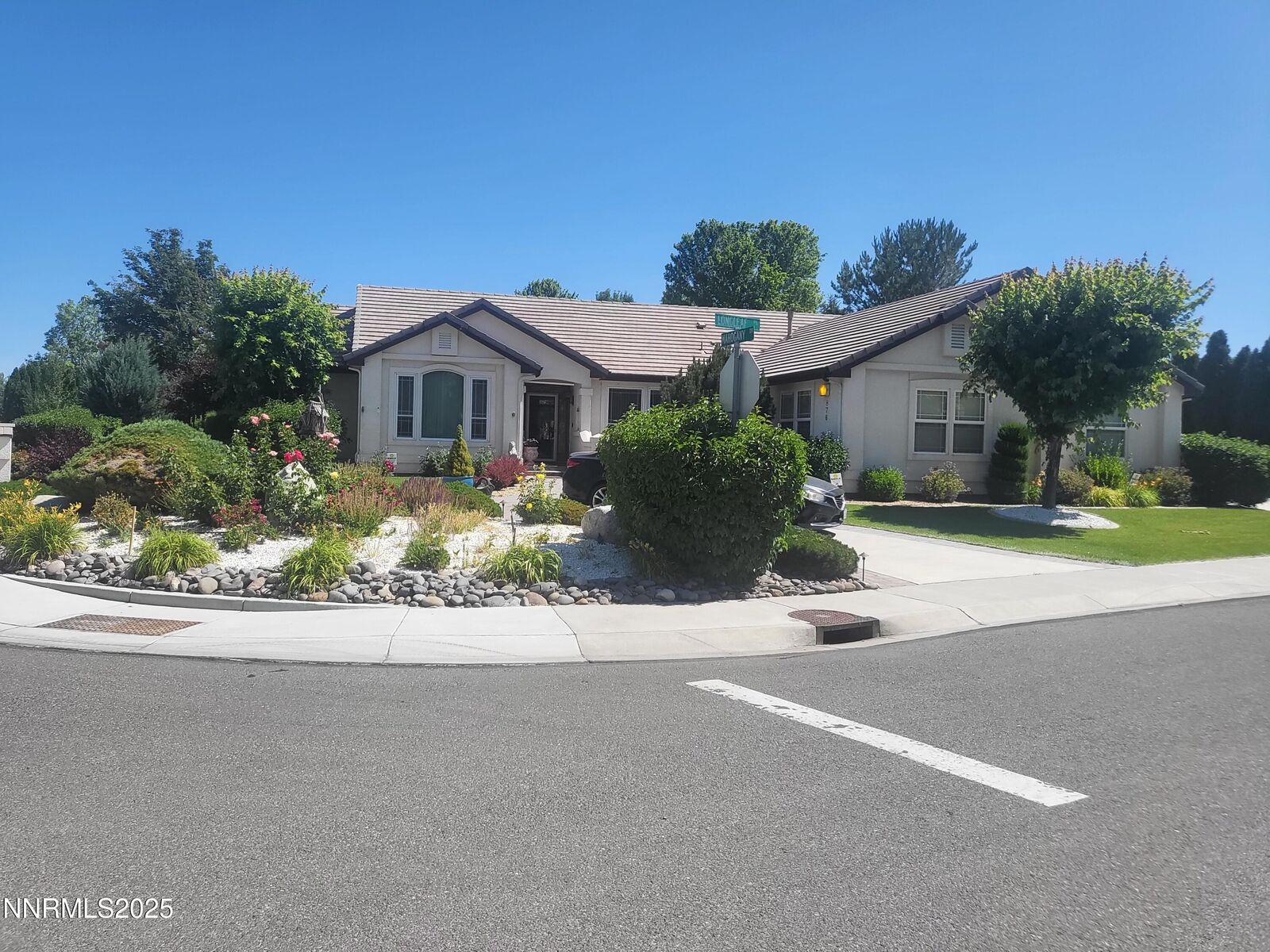 Property Photo: 876 Mahogany Drive NV 89423