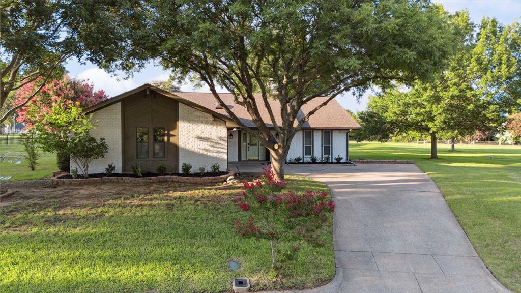 Property Photo: 1308 Clubhouse Court TX 76063