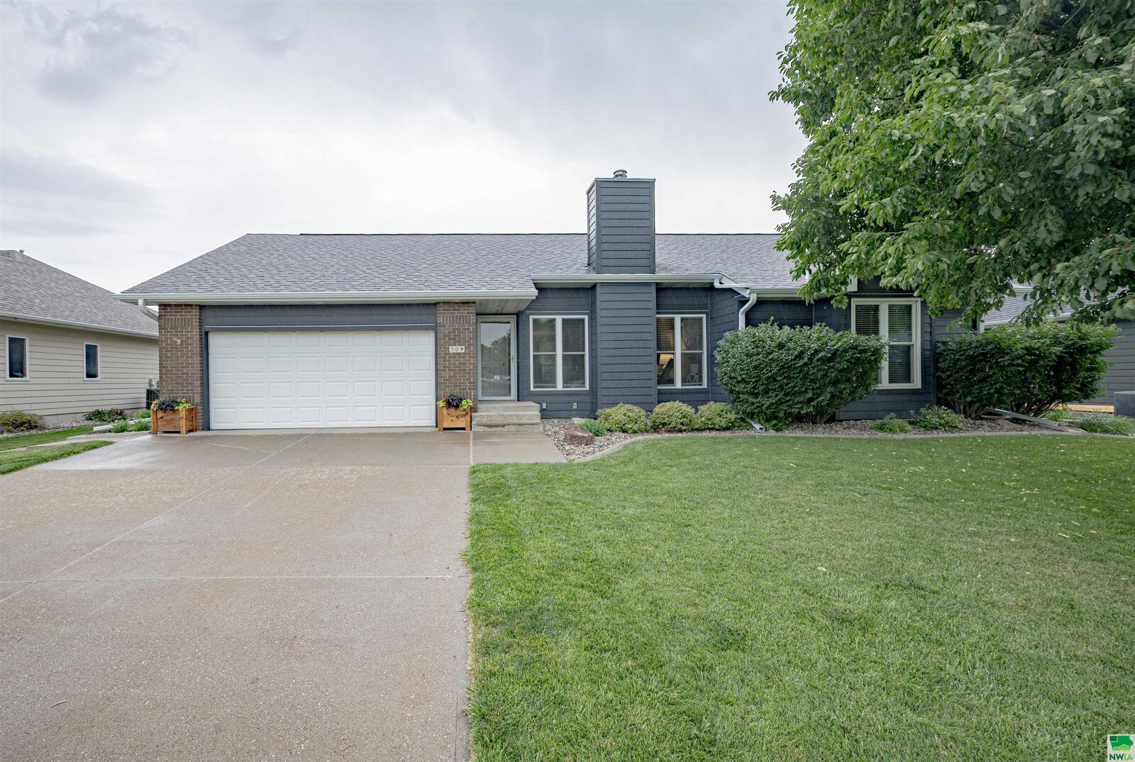 Property Photo:  509 Embassy Dr  IA 51054 