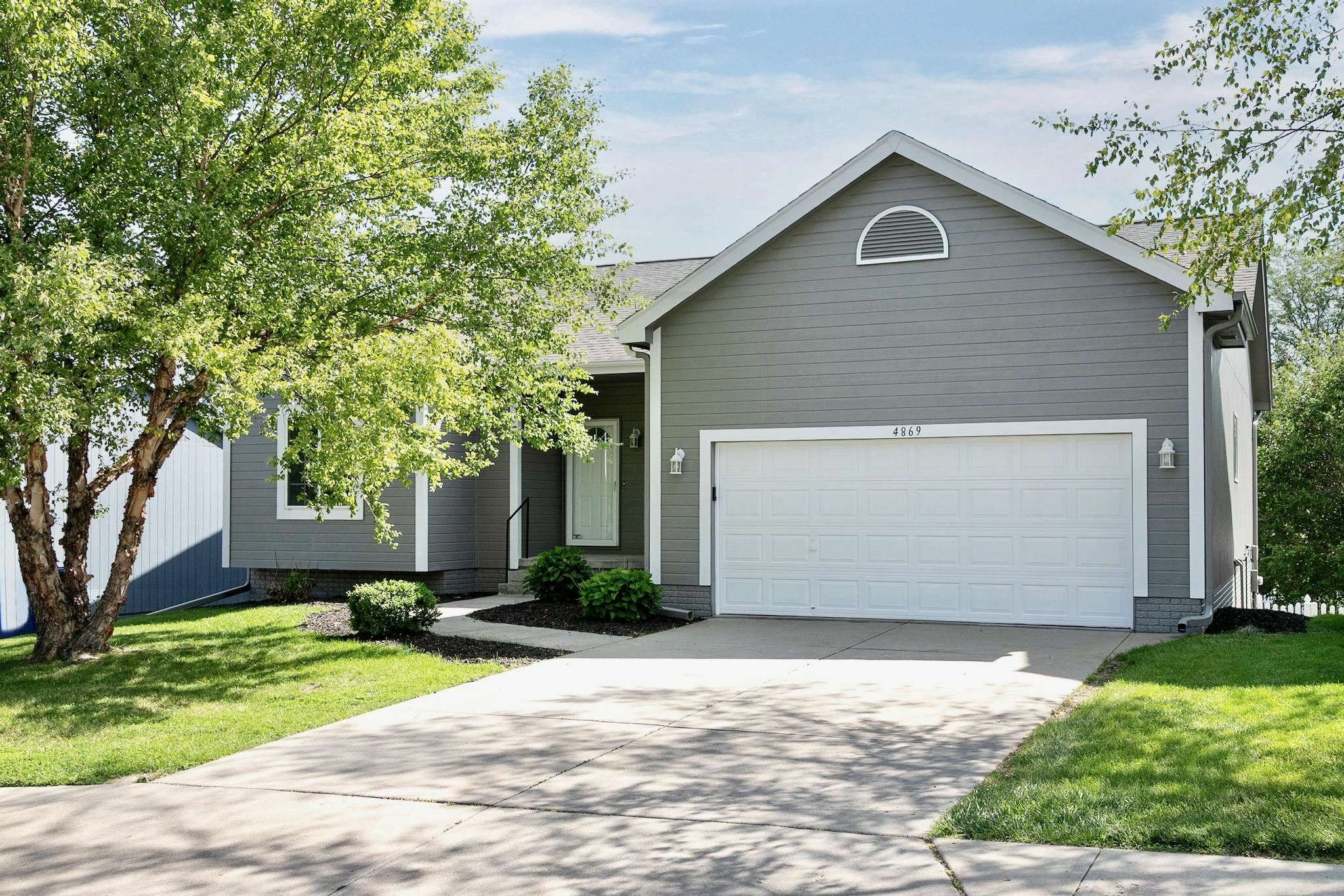 Property Photo: 4869 S 187 Avenue NE 68135