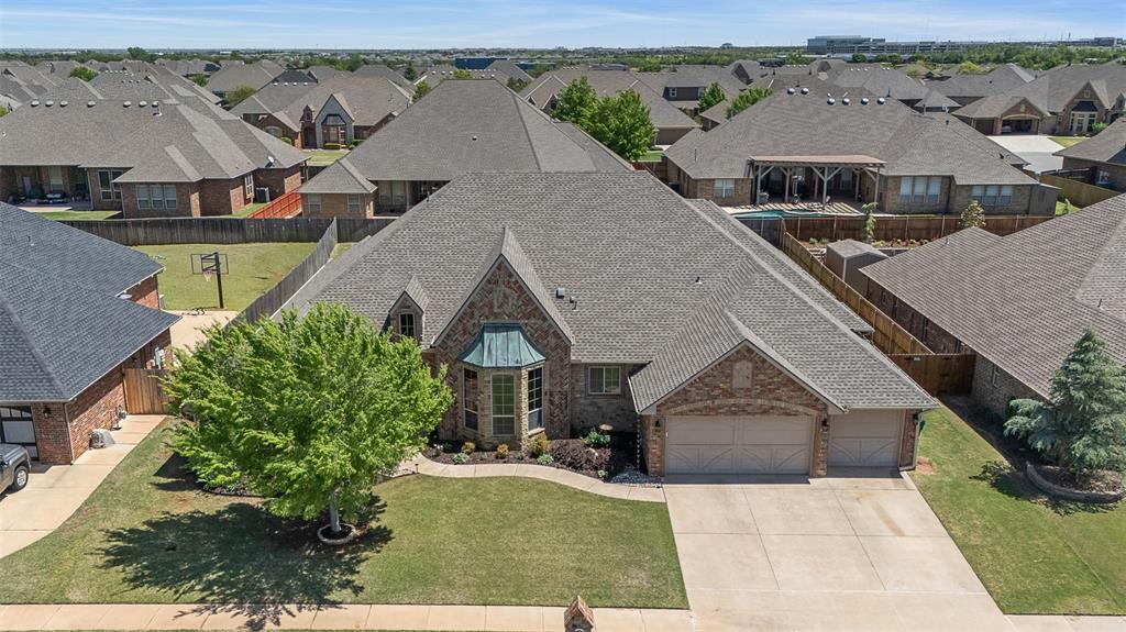 Property Photo: 14424 Caledonia Way OK 73142