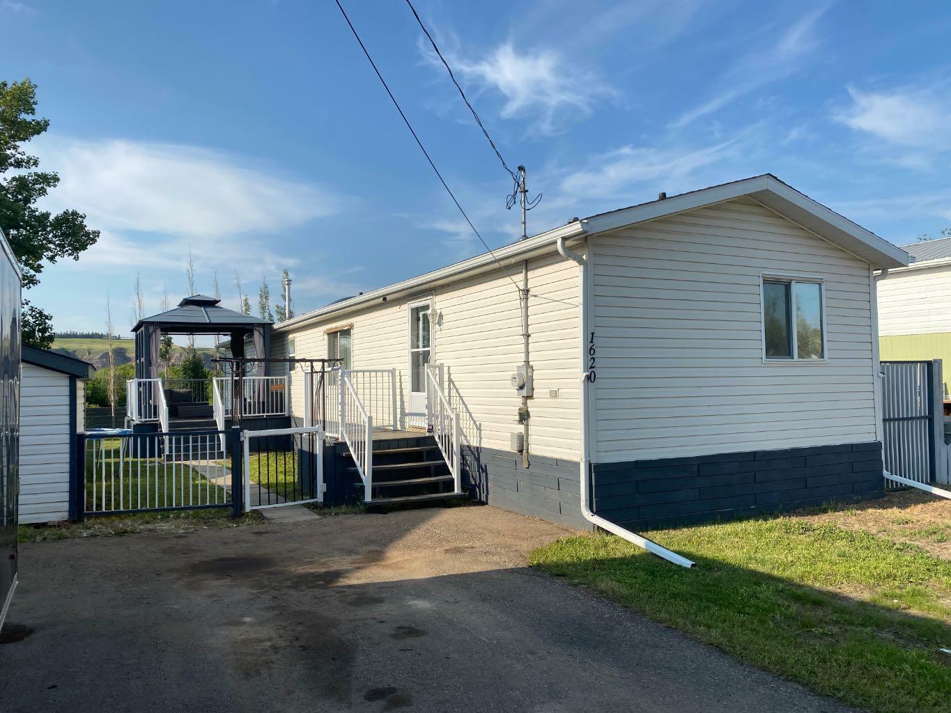 Property Photo: 1620 4 Ave SW AB T0J 0Y2