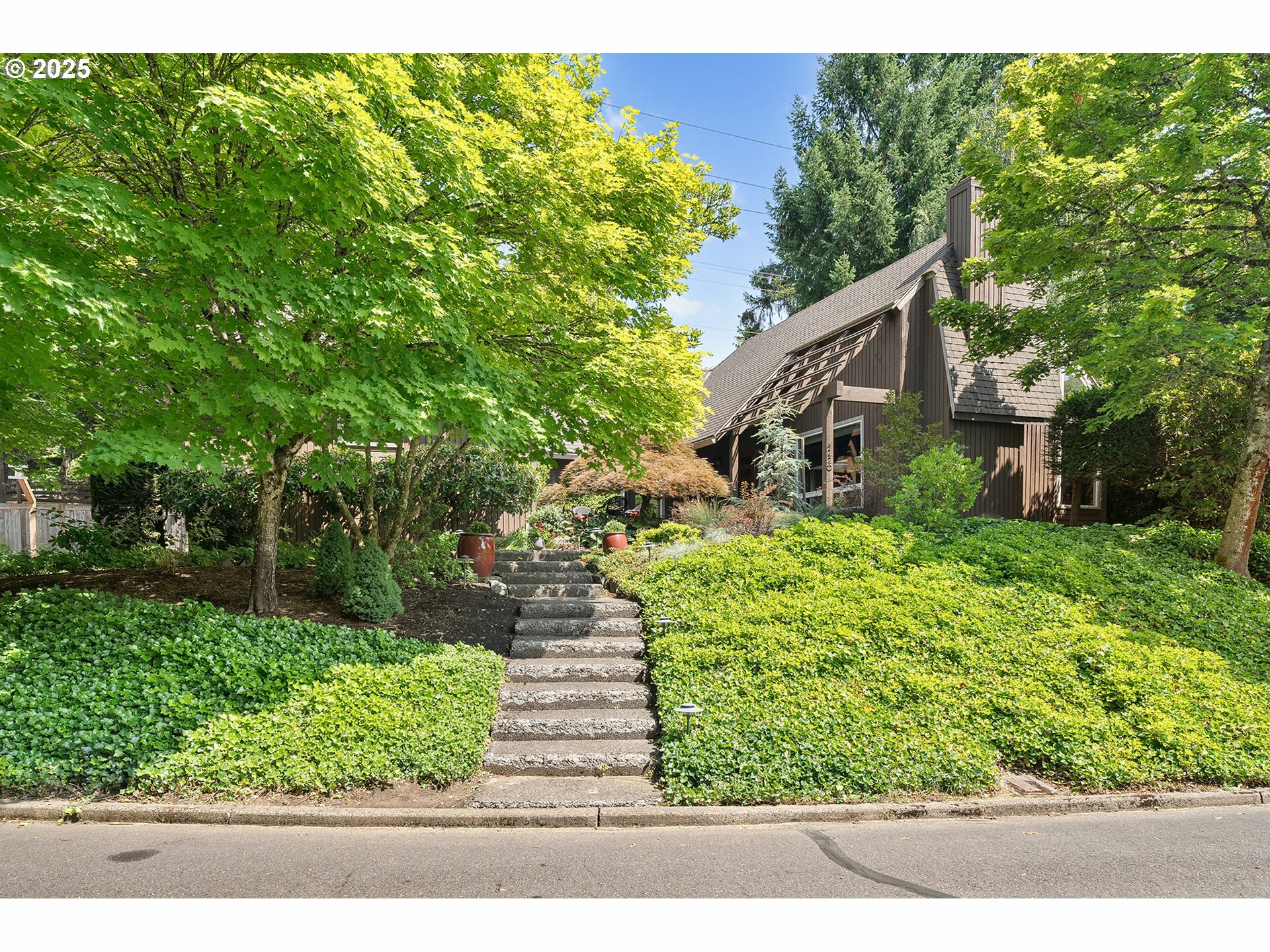 4220 SW Tunnelwood St  Portland OR 97221 photo