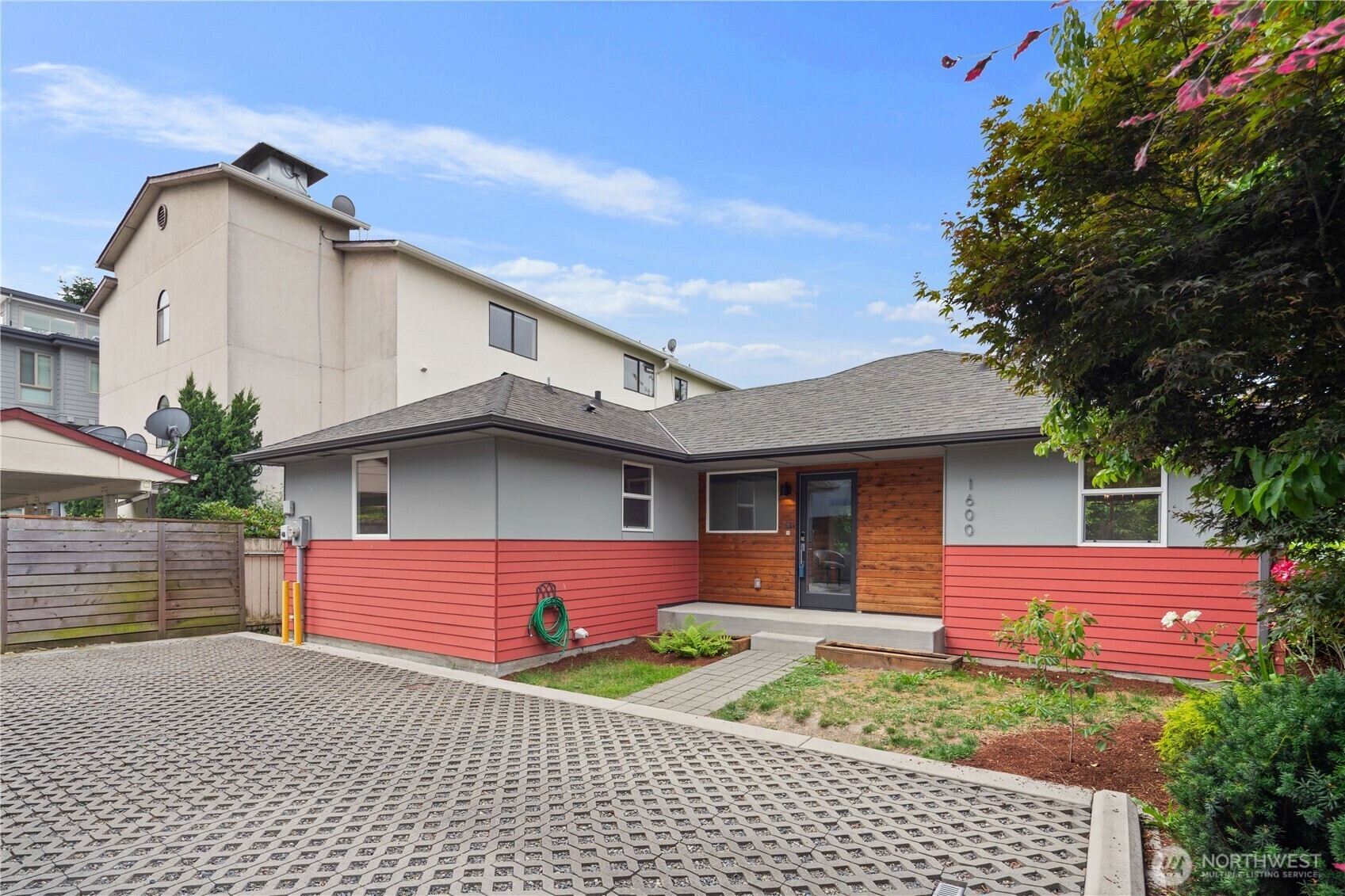 Property Photo: 1600 11th Avenue S WA 98134