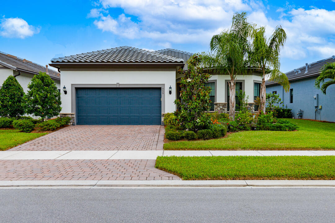 Property Photo: 559 SE Villandry Way FL 34984