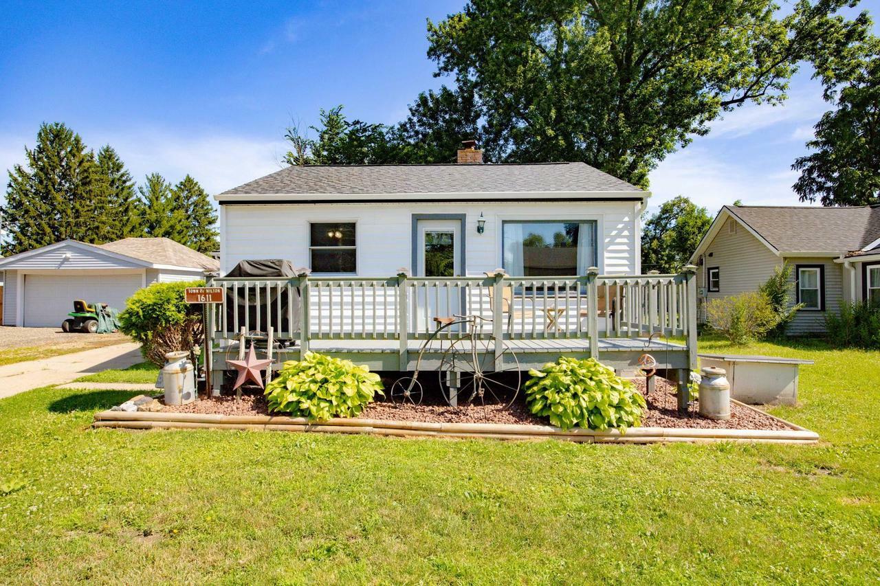 Property Photo: 1611 East Road 1 WI 53534
