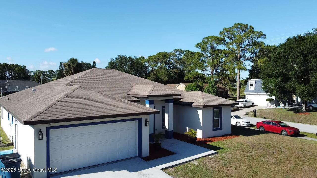 Property Photo: 1401 Alberni Street NW FL 32907