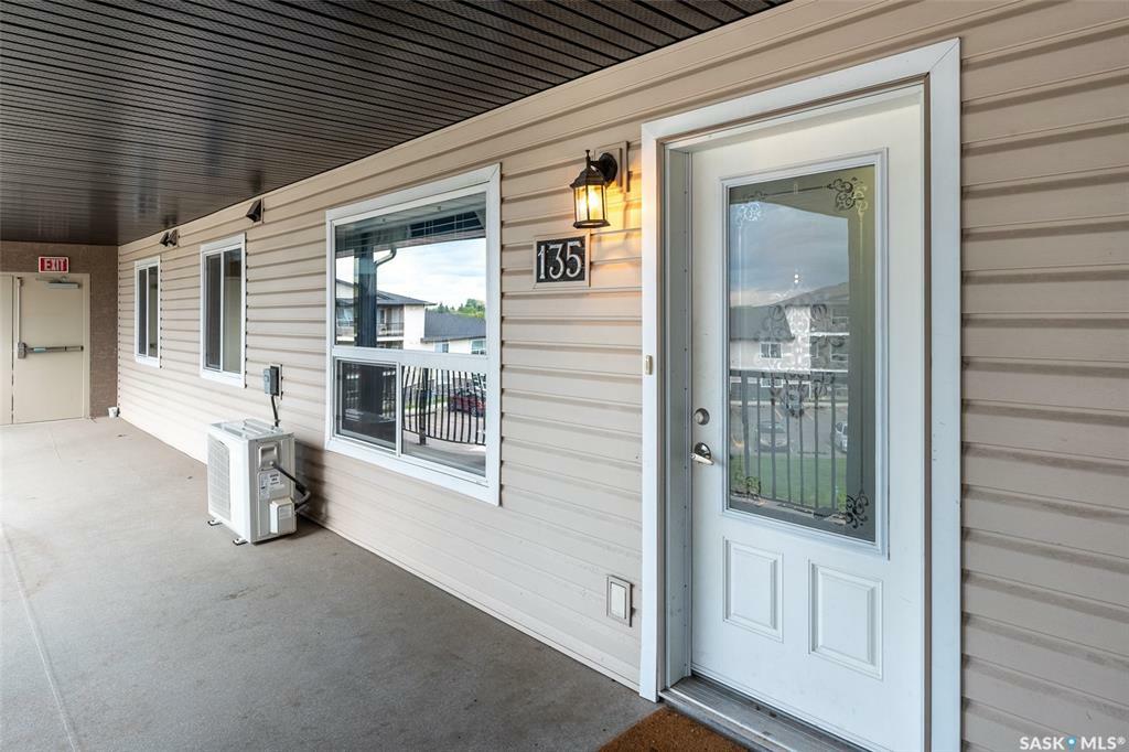 Property Photo:  125 Willis Crescent 135  SK S7T 0T1 