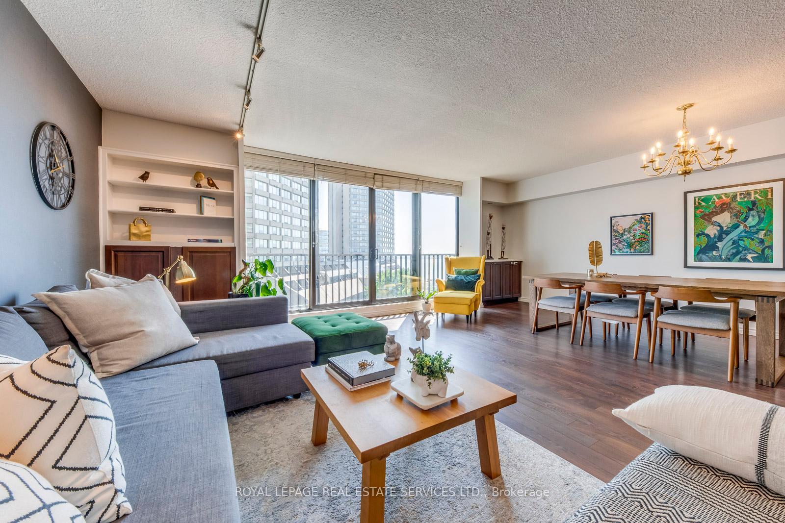 Property Photo: 33 Harbour Square SE 1032 ON M5J 2G2