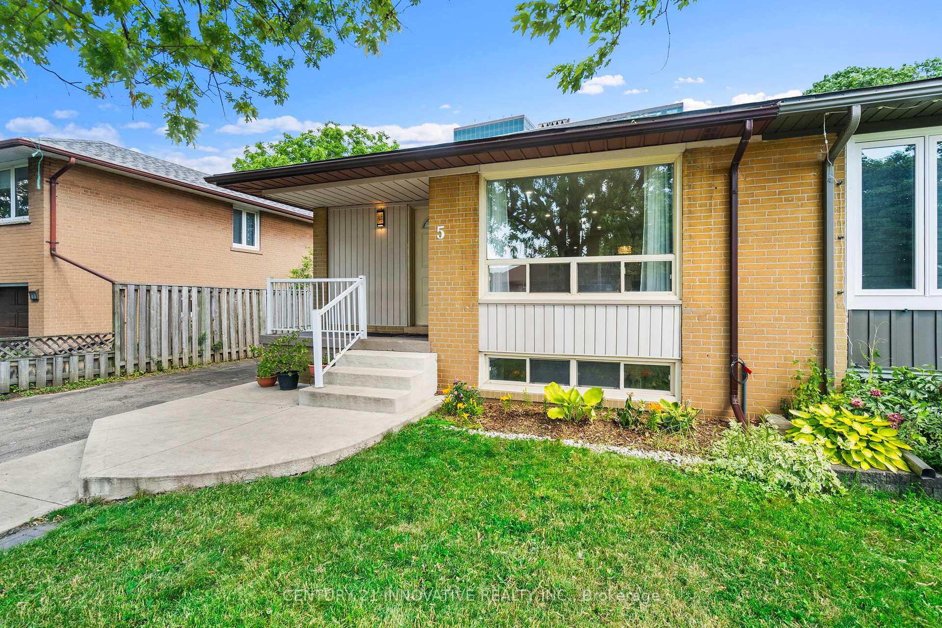 Property Photo: 5 Avondale Boulevard ON L6T 1H1