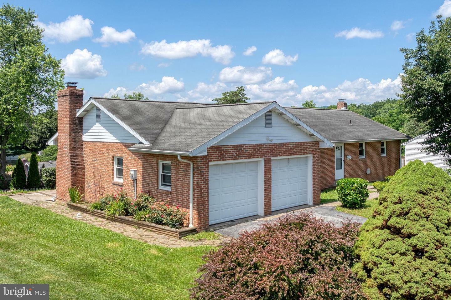 Property Photo: 52 Thornwood Road PA 17112