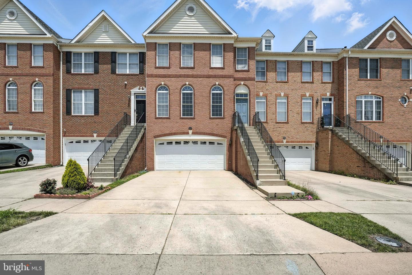 Property Photo: 25899 Kirkwood Square VA 20152