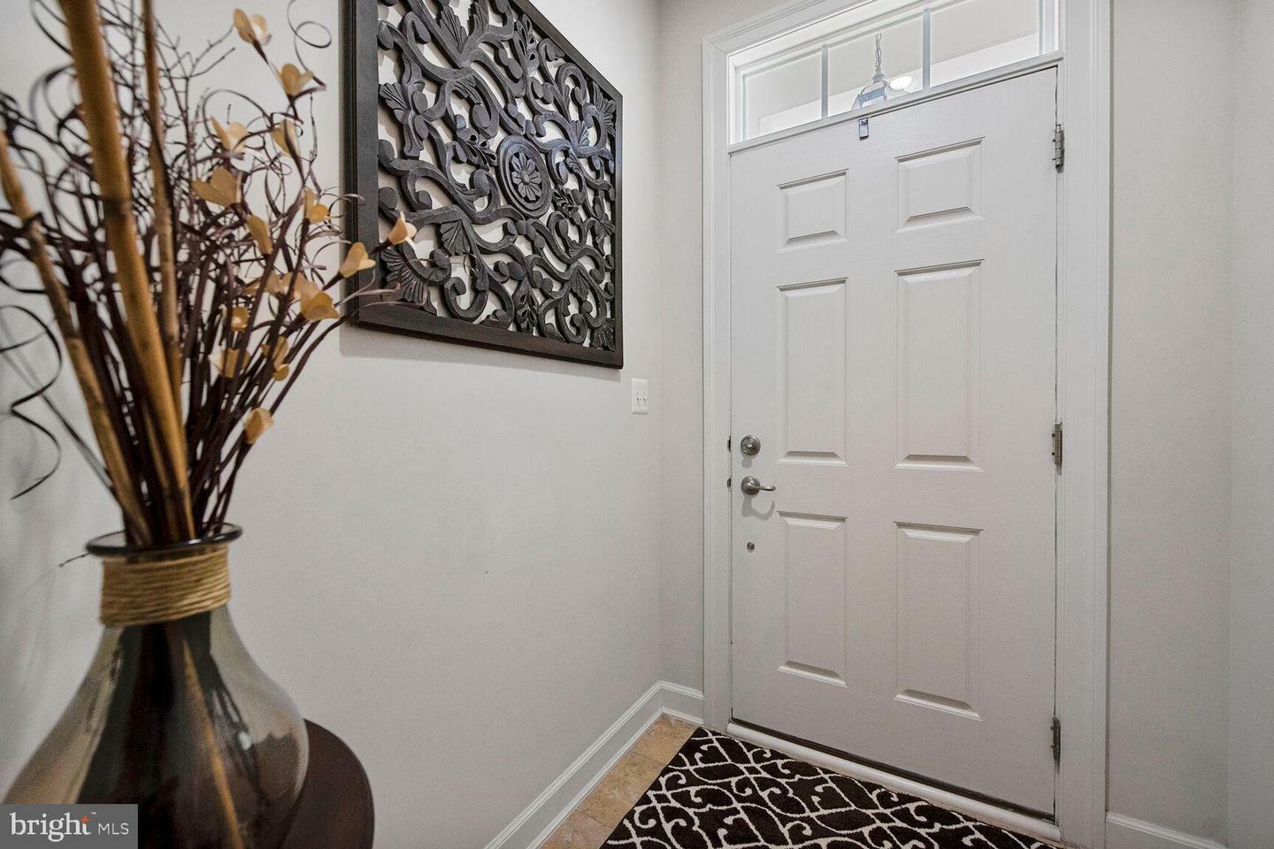 Property Photo:  26033 Huntwick Glen Square  VA 20105 