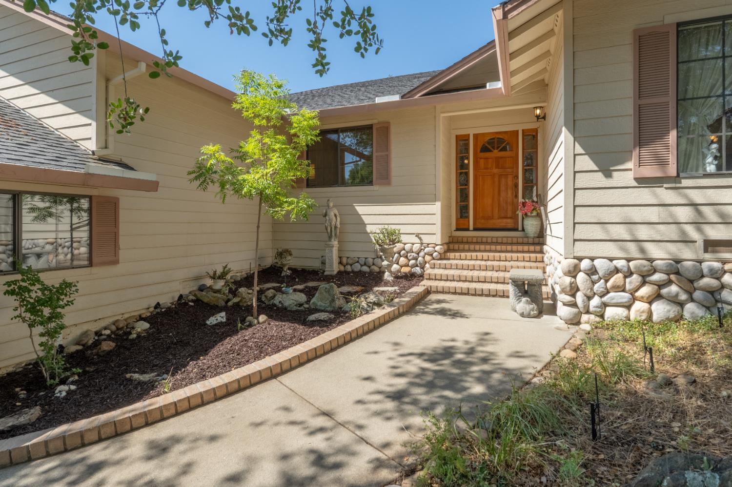 Property Photo: 220 Mistletoe CA 95222