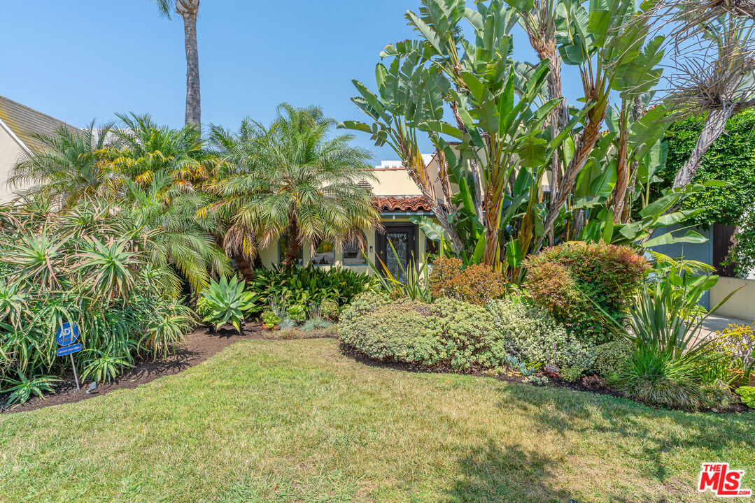 Property Photo: 809 S Muirfield Rd CA 90005