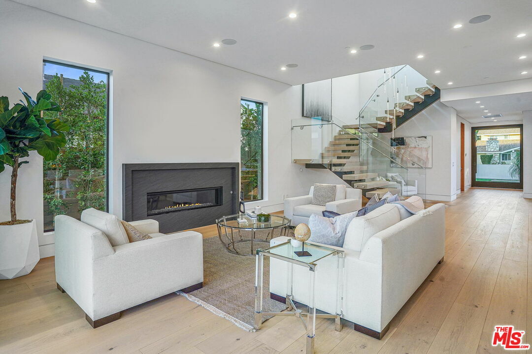 Property Photo: 14822 Hesby St CA 91403