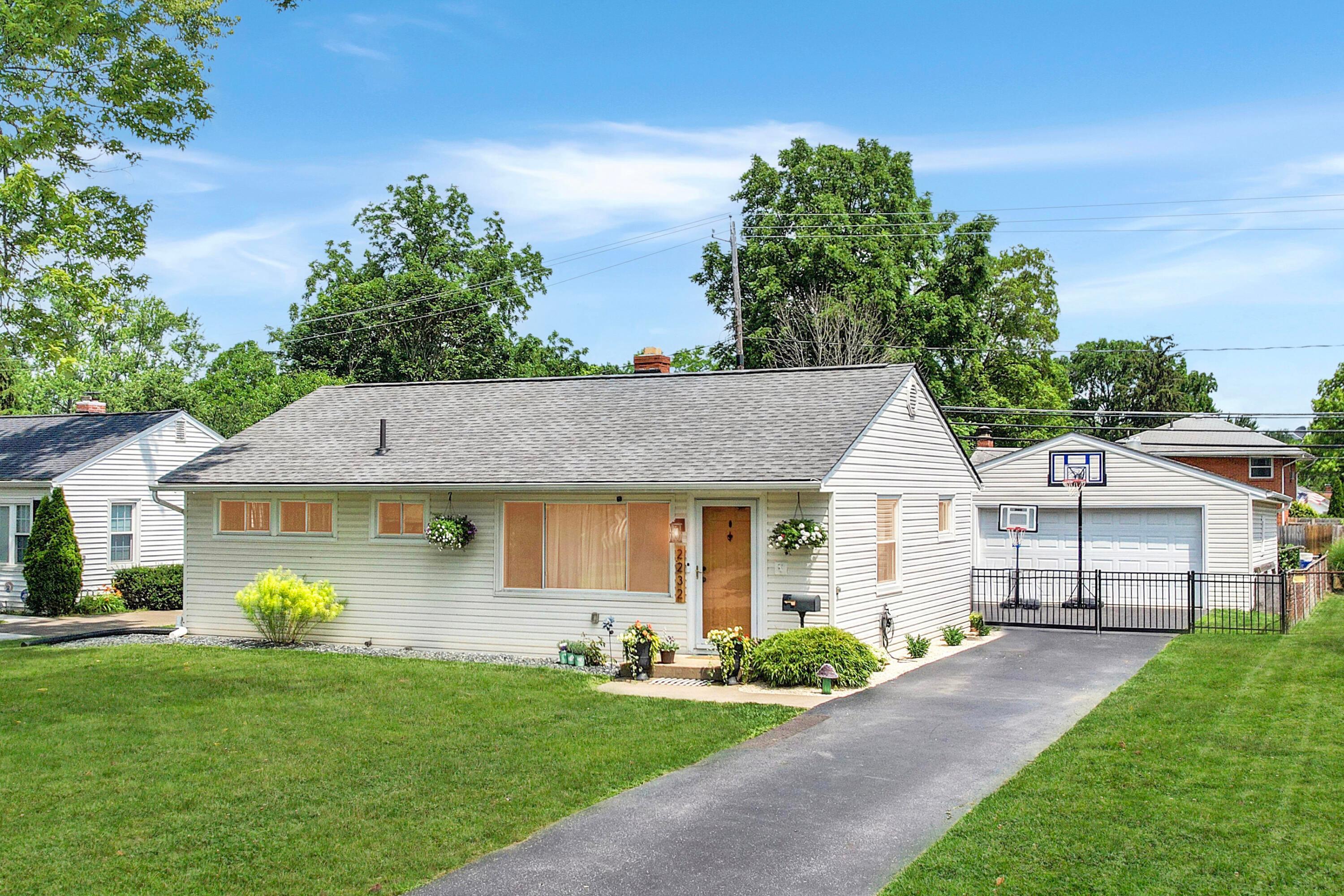Property Photo: 2232 Edgevale Road OH 43221