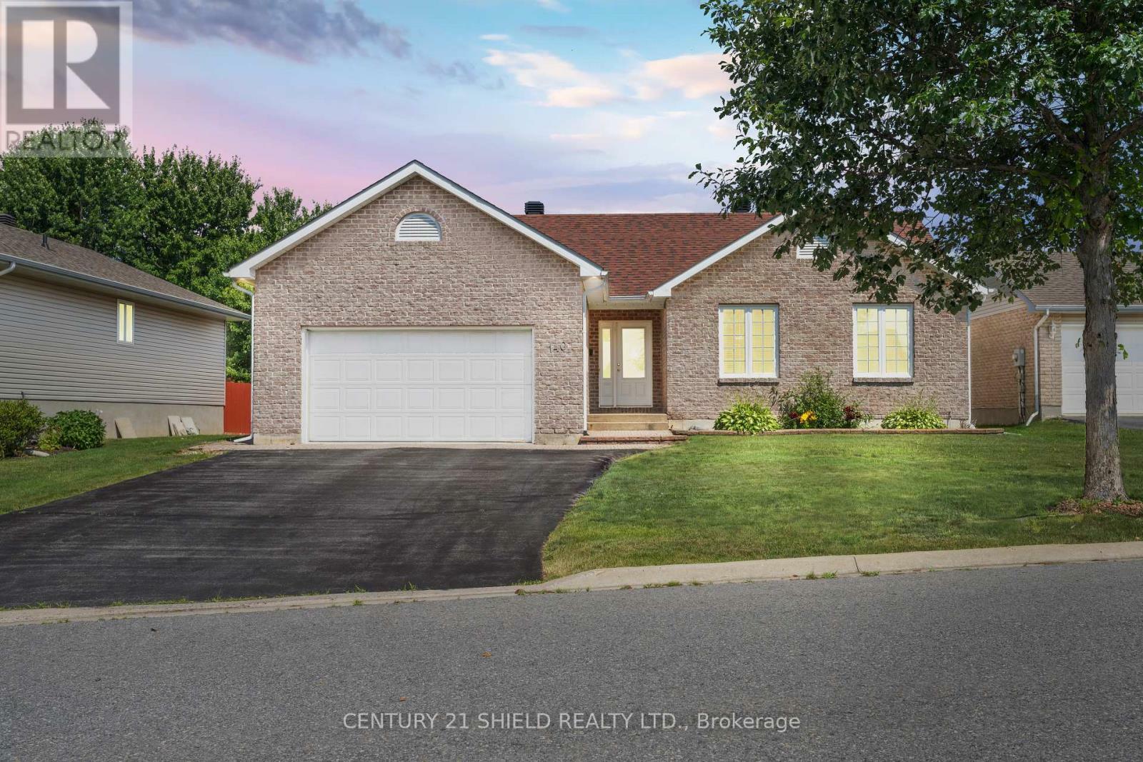Property Photo: 140 Markell Crescent ON K6H 6X2