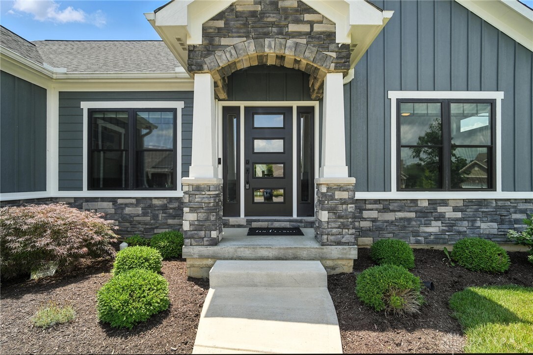 Property Photo: 1471 Runnymeade Way OH 45385