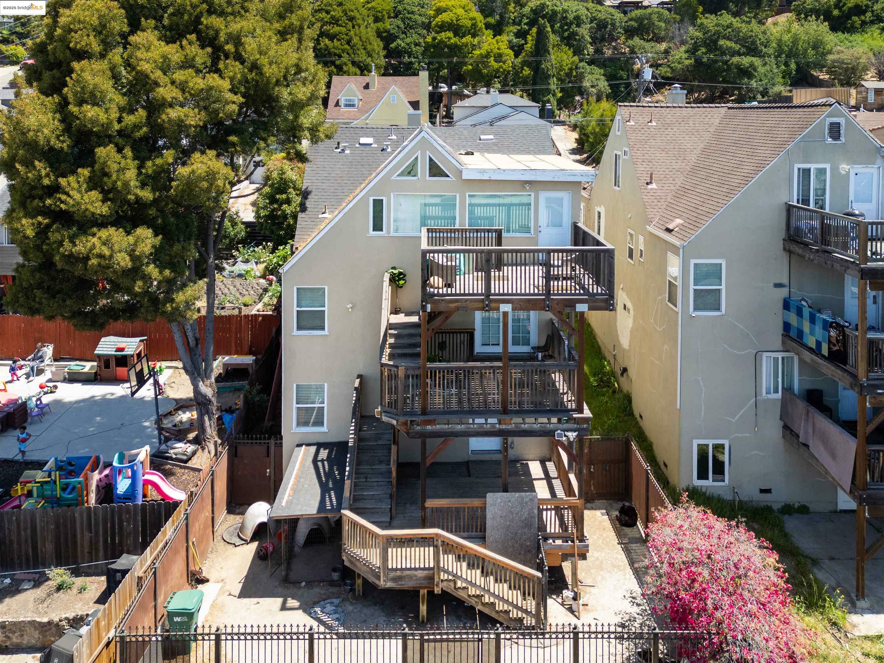 Property Photo: 7523 Outlook Ave CA 94605