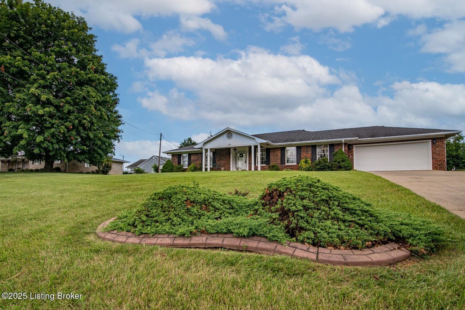 Property Photo: 500 W Crocus Dr KY 40160