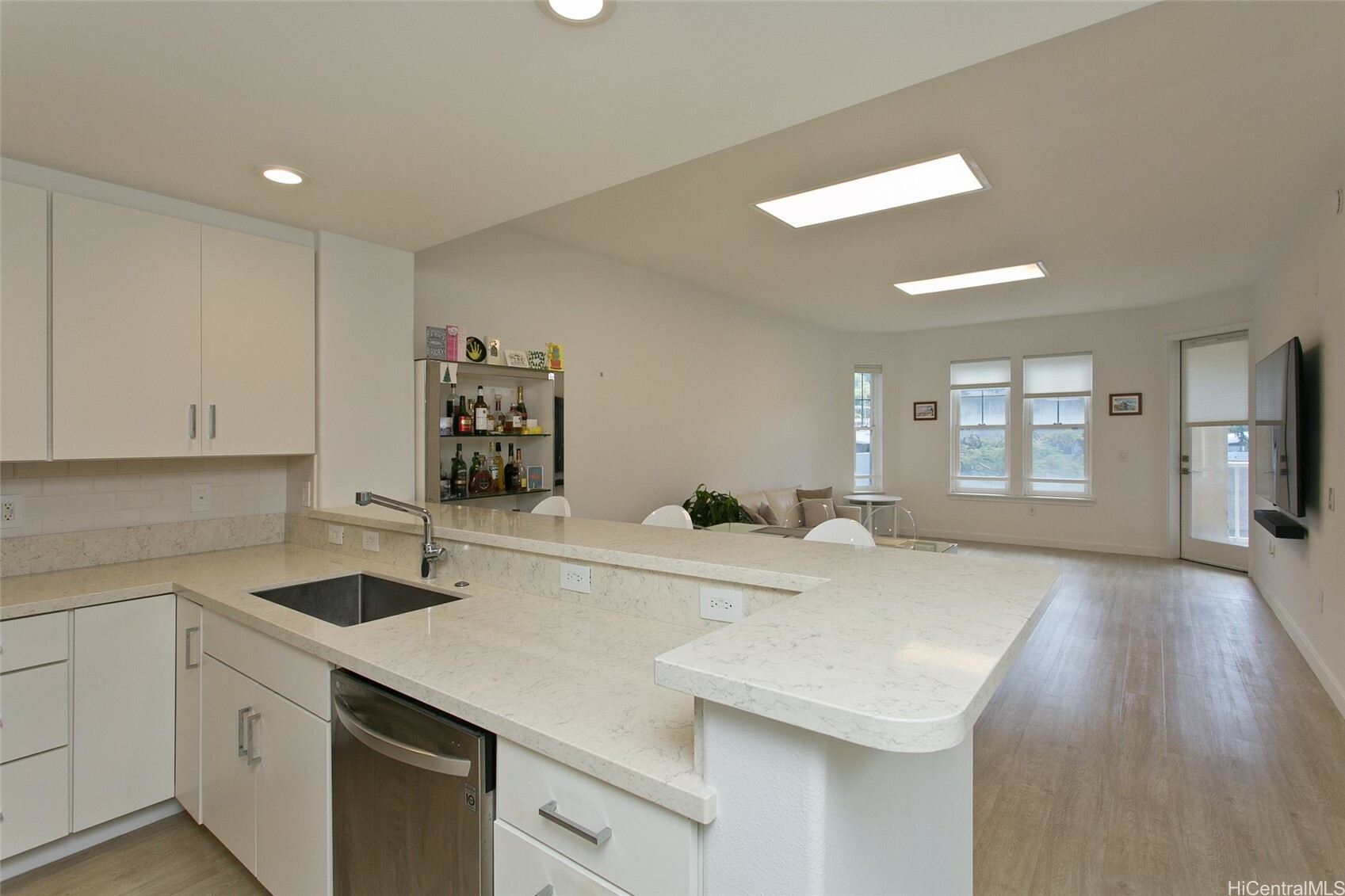 Property Photo:  520 Lunalilo Home Road 8107  HI 96825 