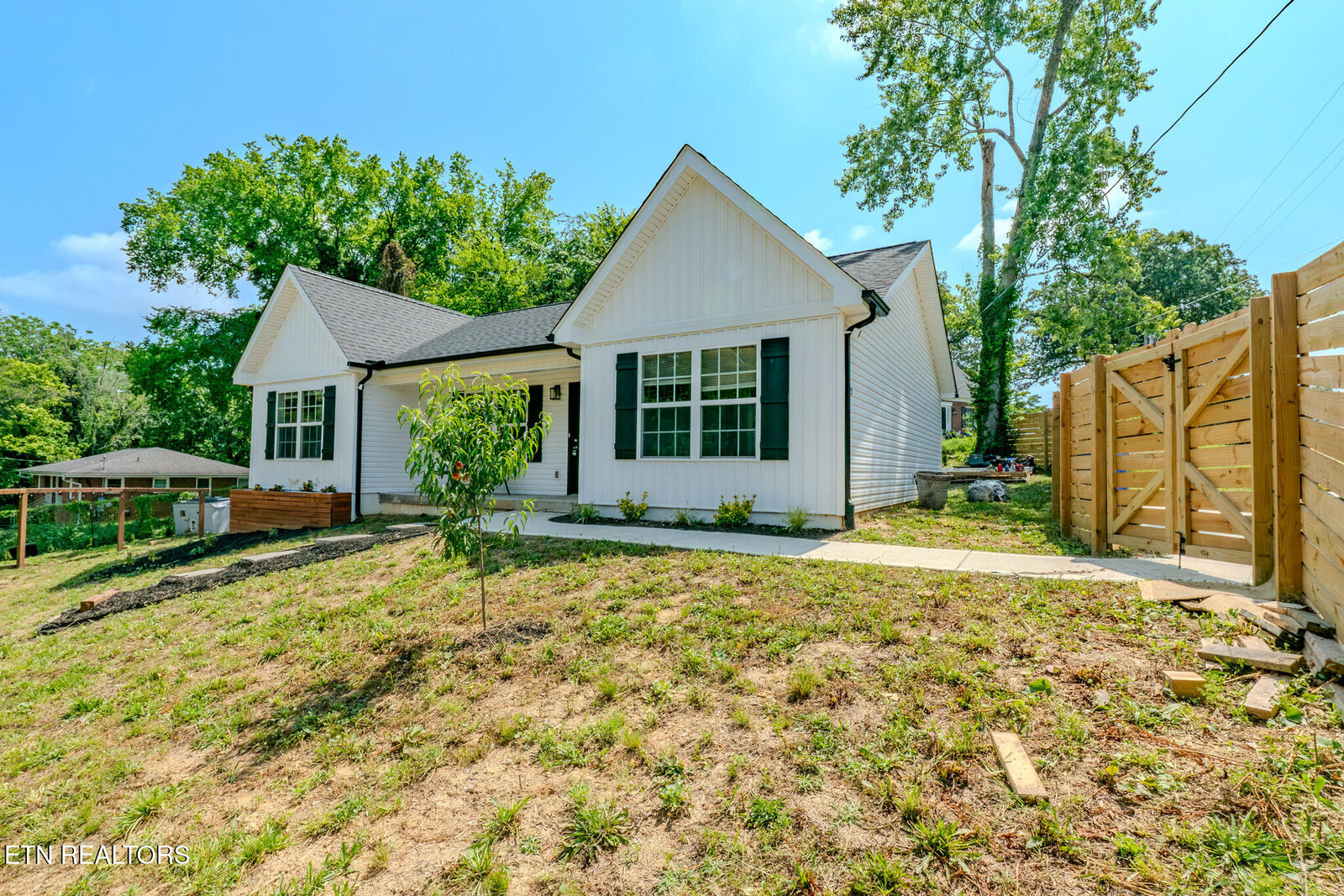 Property Photo: 229 Edgewood Ave TN 37716