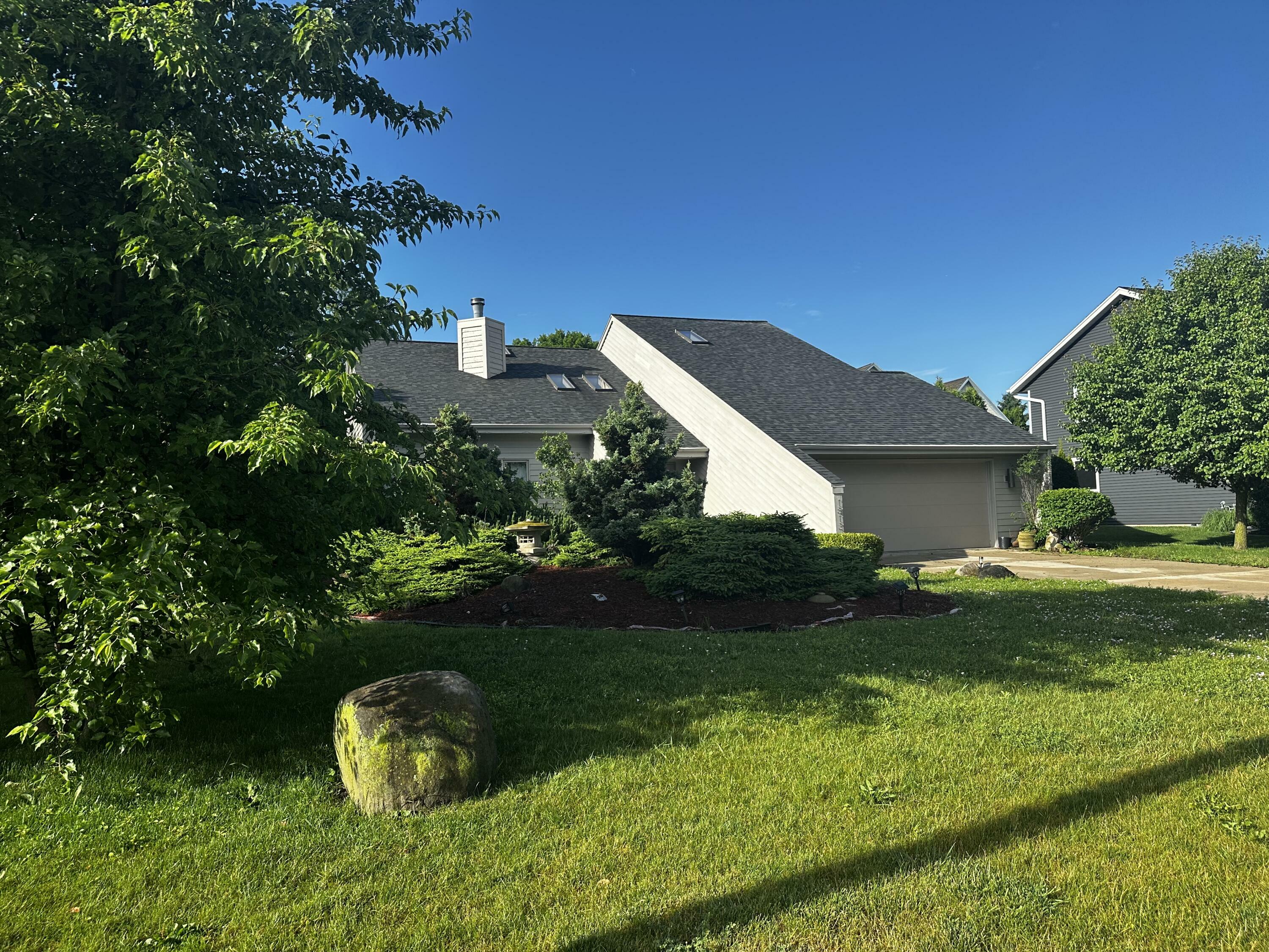 Property Photo: 1813 Edgewood Ave WI 53172