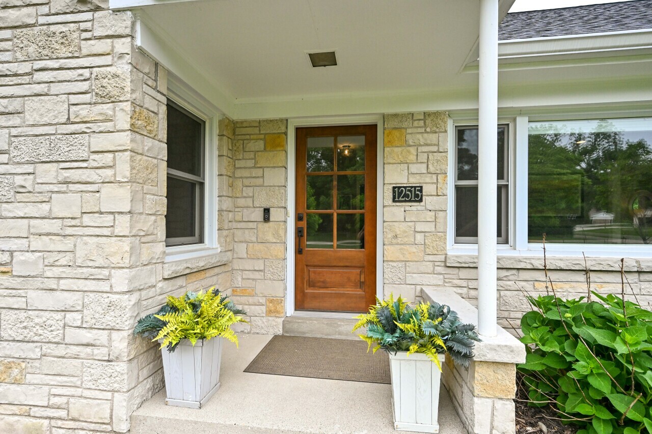 Property Photo: 12515 Elmhurst Pkwy WI 53122