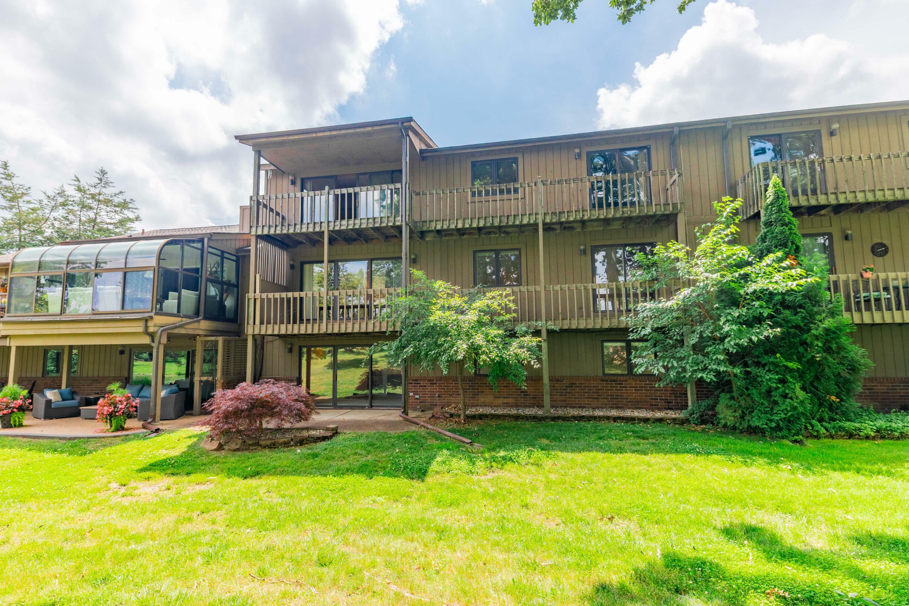 Property Photo: 9919 Hawthorne Glen Drive MI 48138