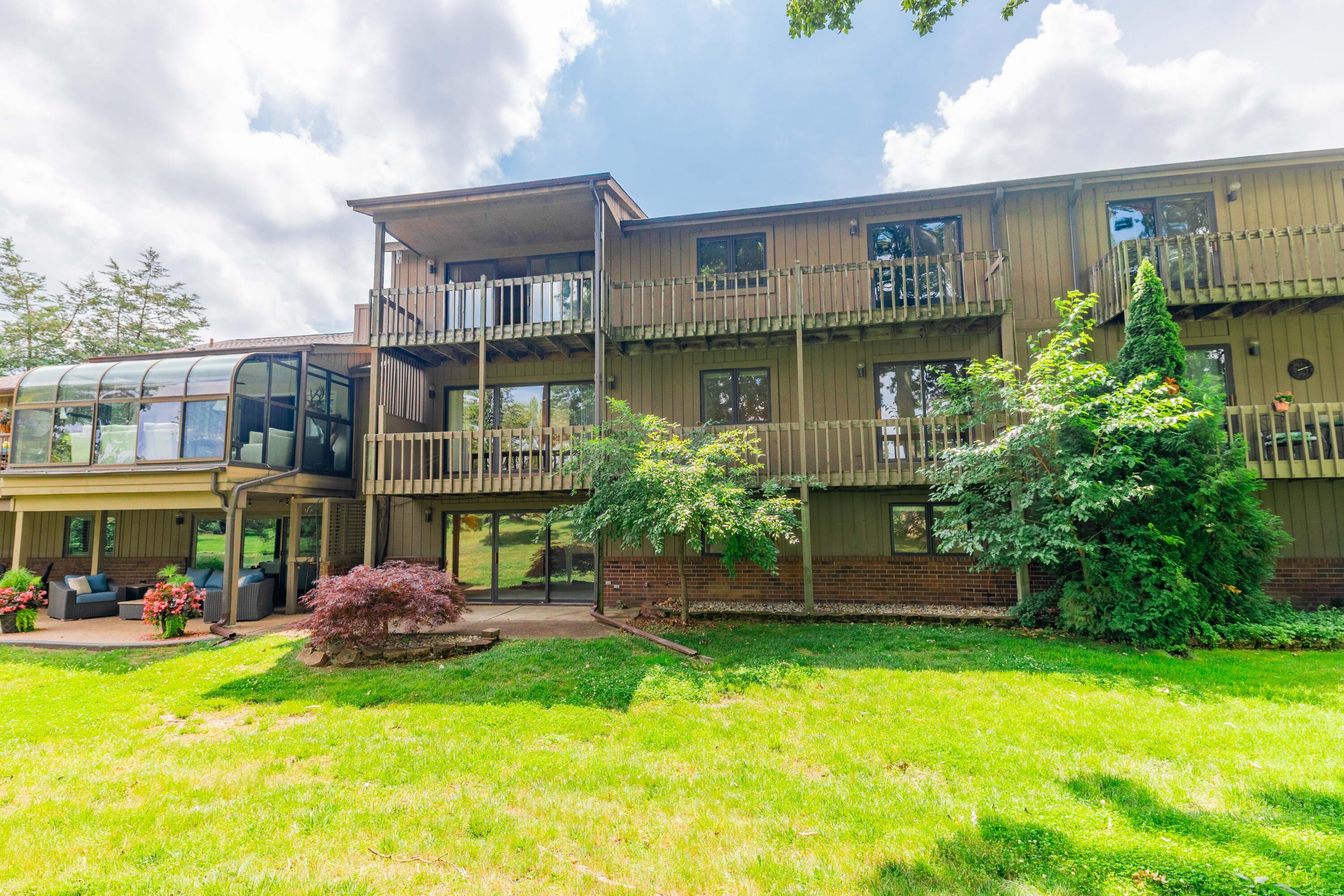 Property Photo:  9919 Hawthorne Glen Drive  MI 48138 