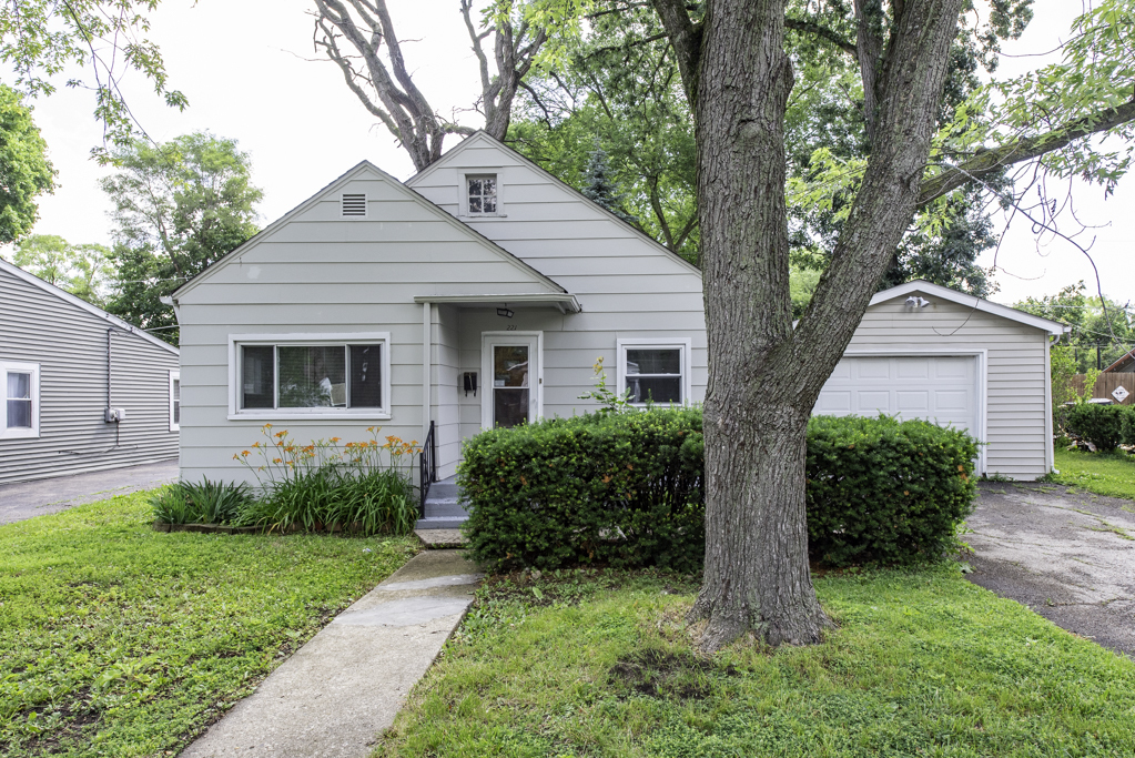 Property Photo:  221 Kenwood Drive  IL 60073 