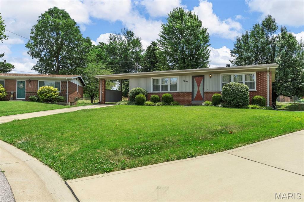 Property Photo: 2700 Suffolk Place MO 63033