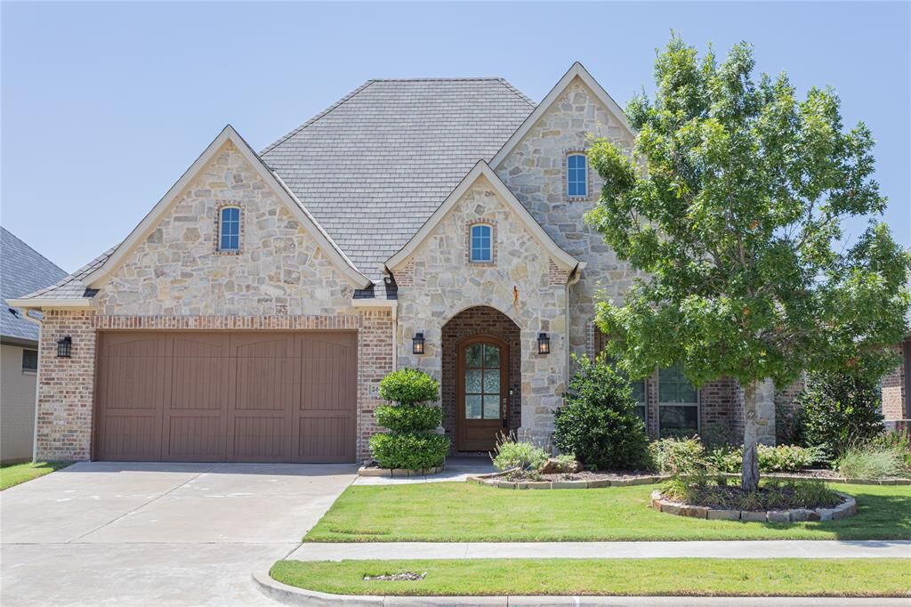 Property Photo:  2410 Prestwick Drive  TX 76065 
