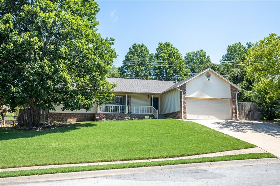 Property Photo: 2472 W Jane Circle Drive AR 72704