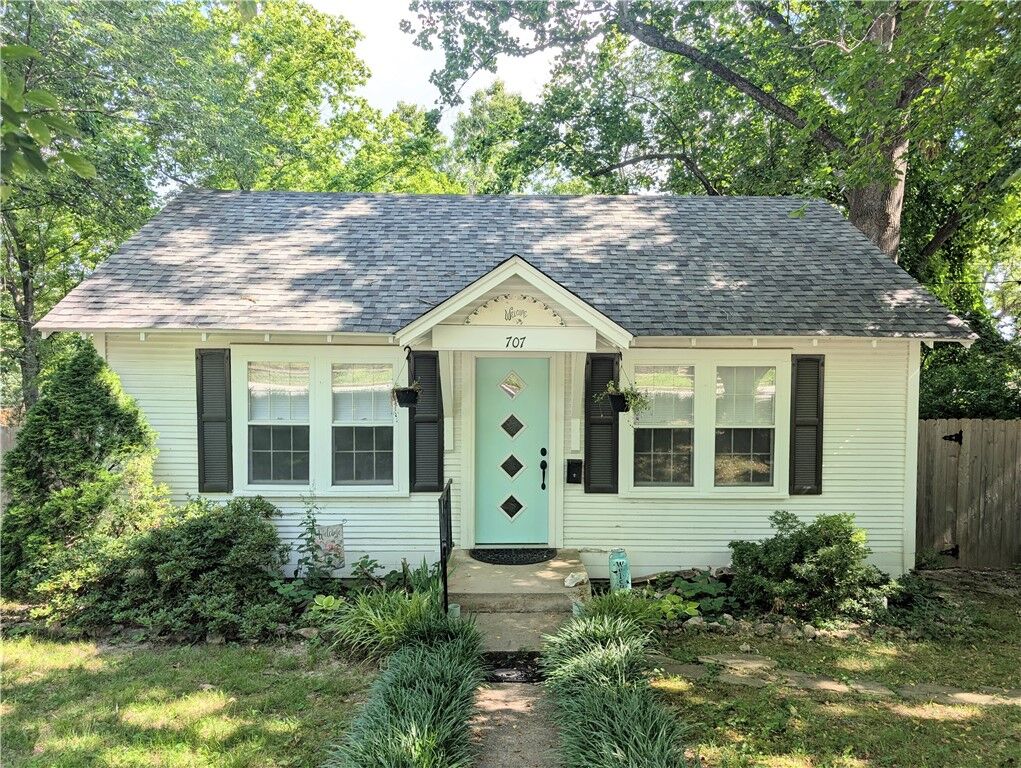 Property Photo:  707 W South Avenue  AR 72601 