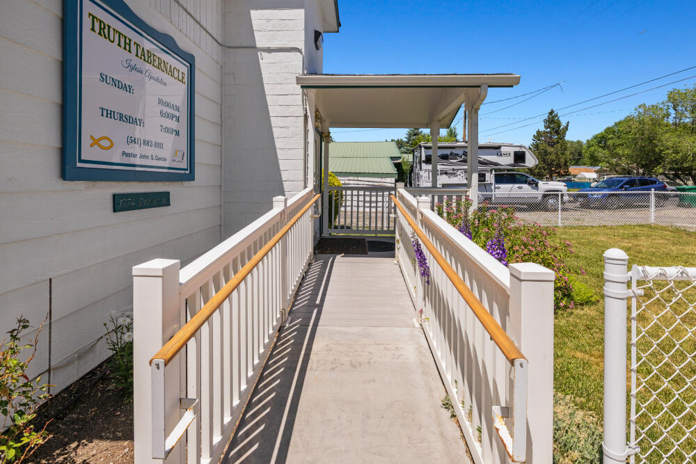 Property Photo: 1774 Arthur Street OR 97603
