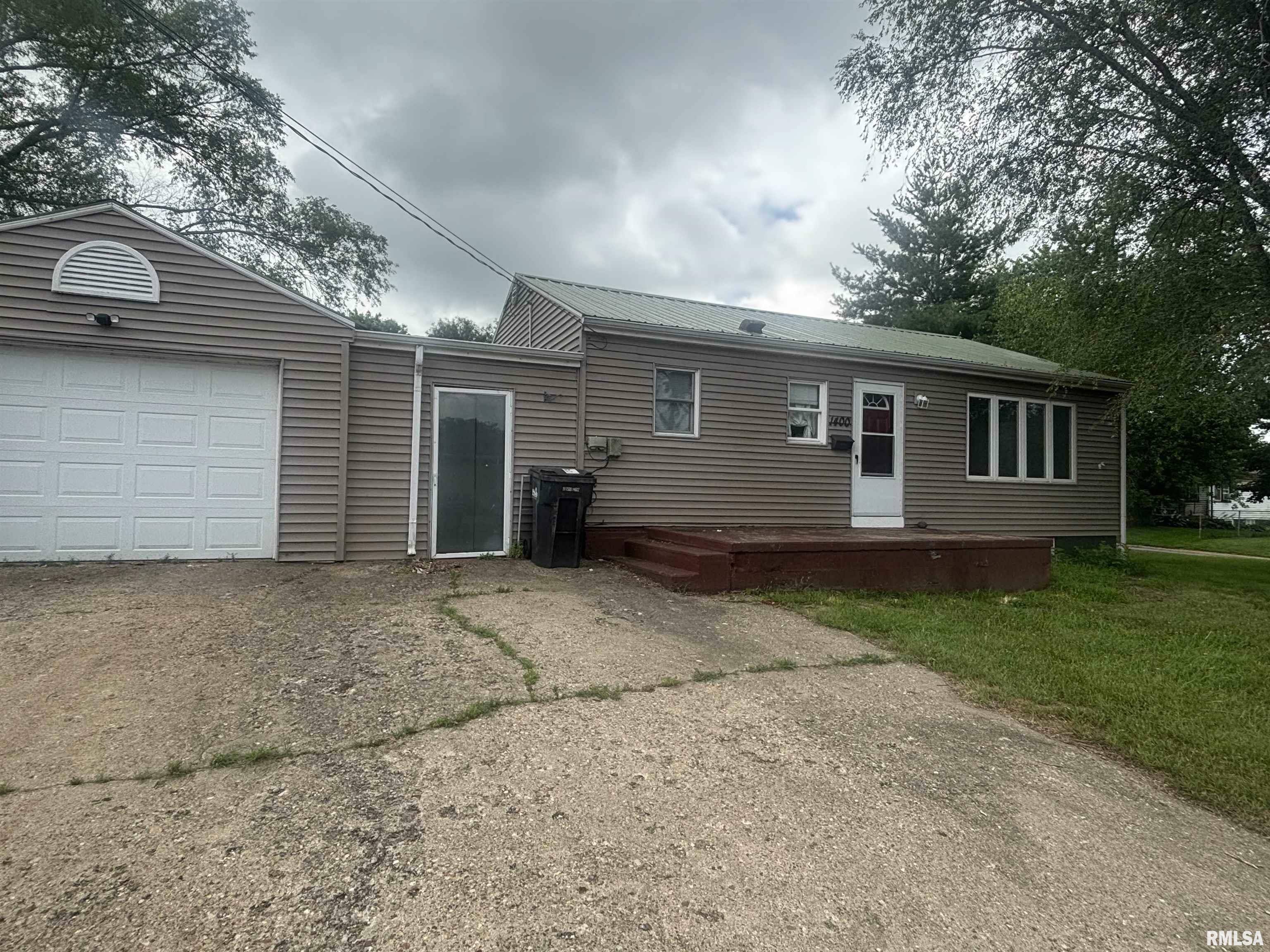 Property Photo: 1400 S 12th Street IL 61554