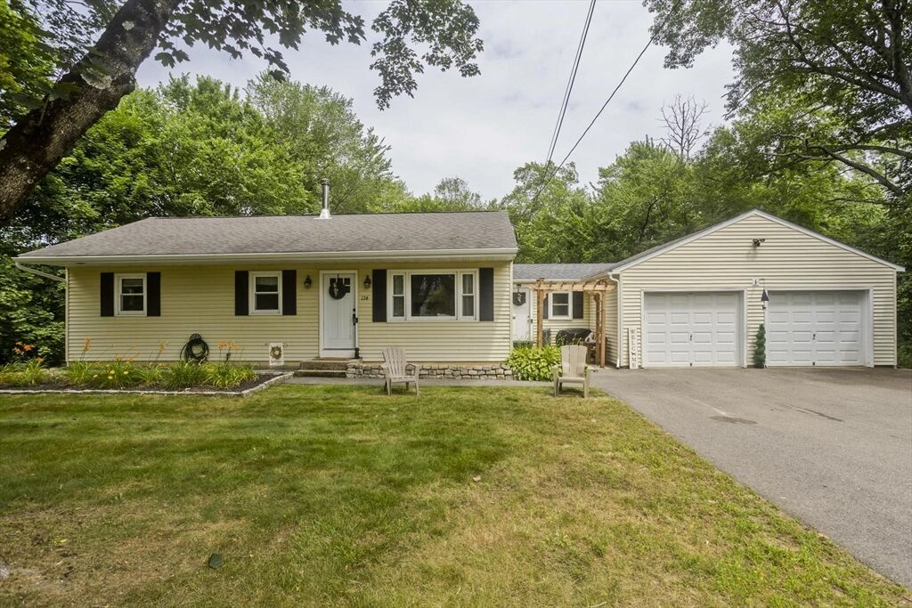 Property Photo:  124 North St  MA 01519 