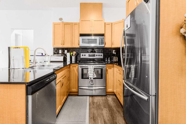 Property Photo:  5605 Henwood Street SW 3212  AB T3E 7R2 