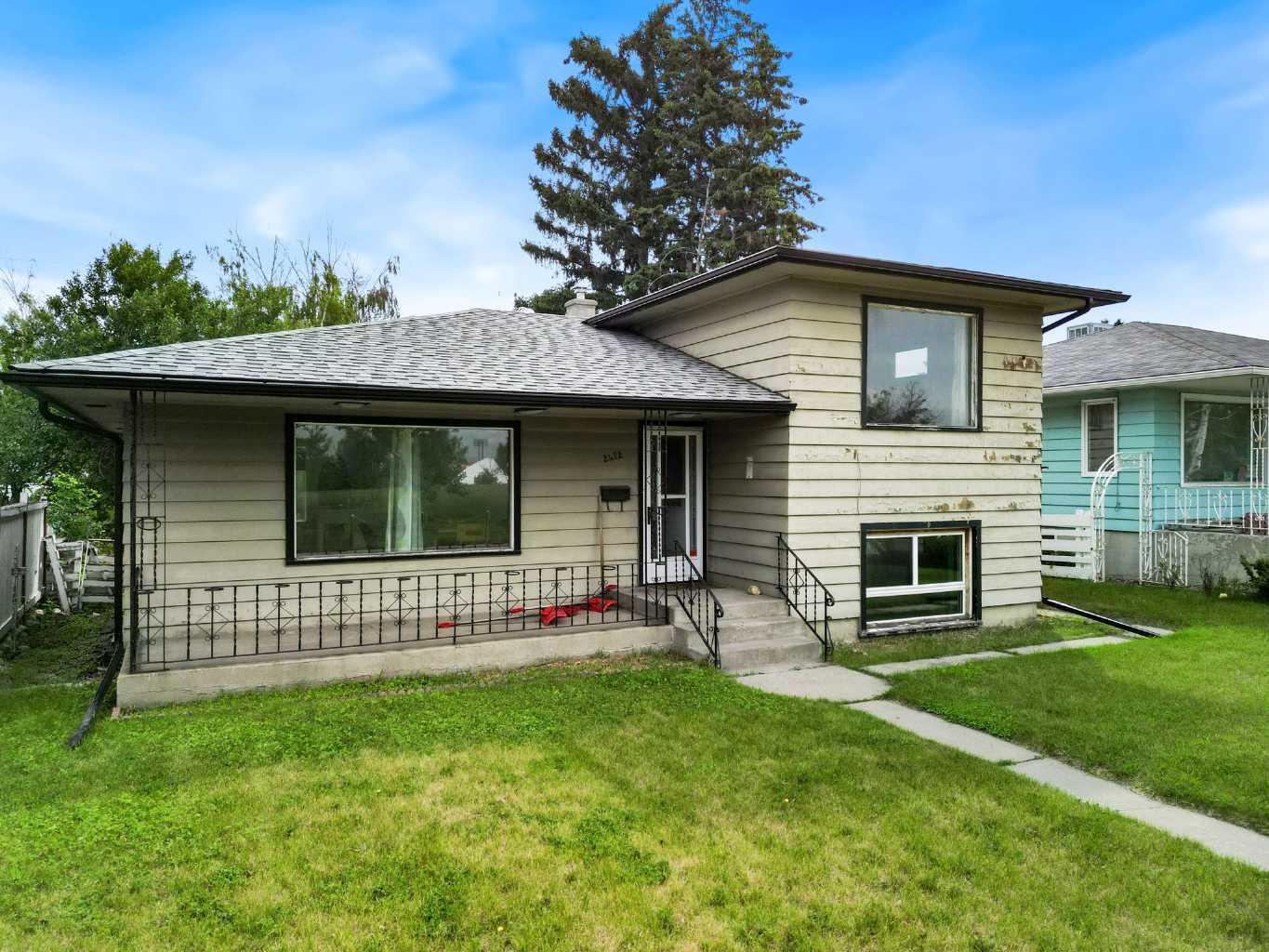 Property Photo: 2472 Capitol Hill Crescent NW AB T2M 4C2