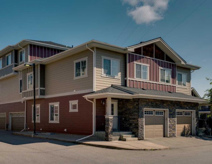 Property Photo: 78 West Coach Manor SW AB T3H 1R7